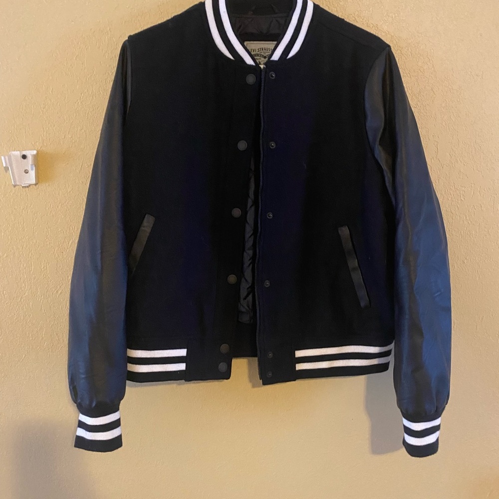 Original Levi Strauss jacket. Black with faux leather sleeves. size L